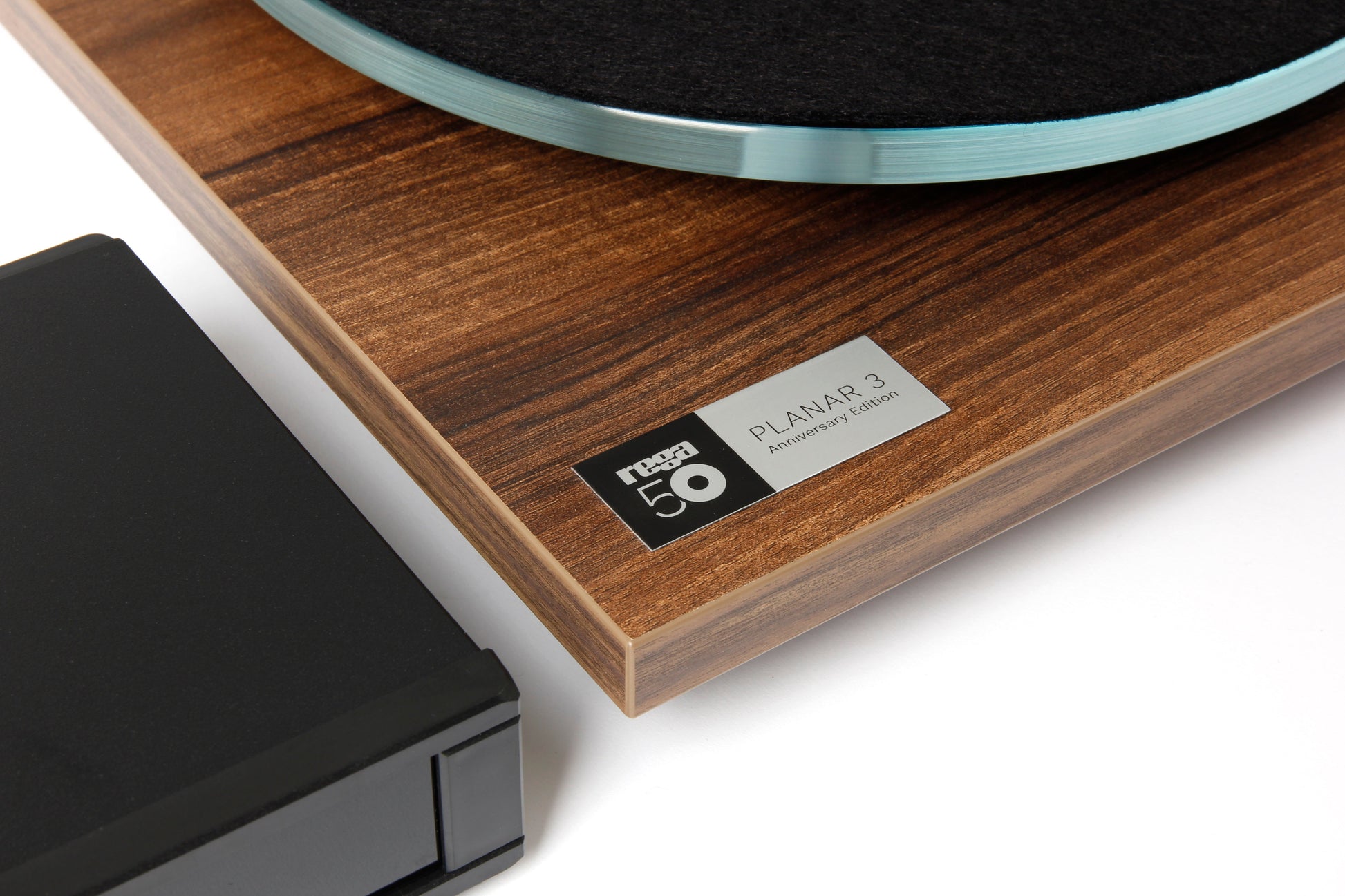 Image of the limited edition Planar 3 50th anniversary turntable in walnut